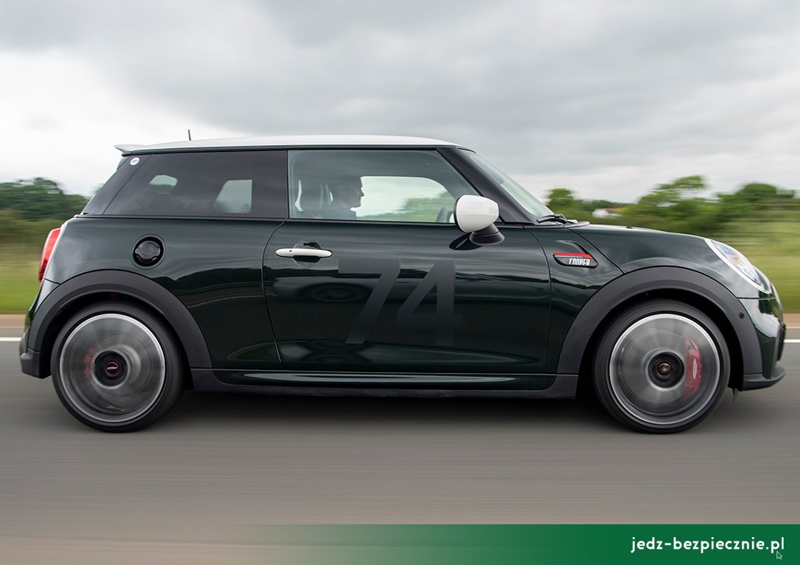 Premiera tygodnia - Mini Anniversary Edition - John Cooper - bok auta z numerem 74
